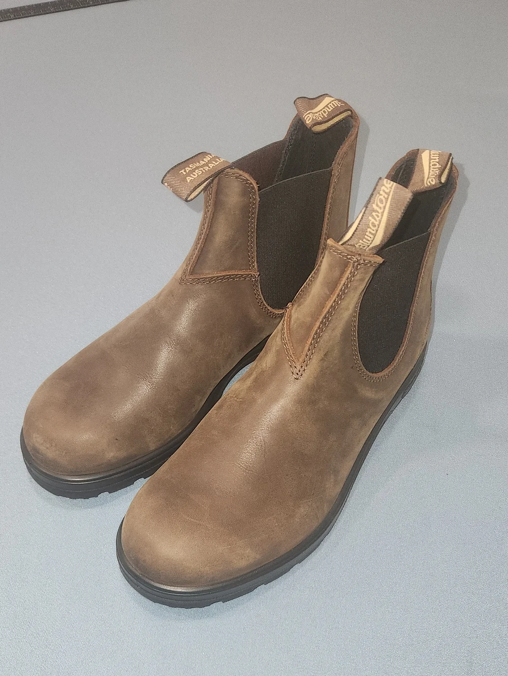 NWOB Blundstone Brown Pull-On Chelsea Boot. UK 9.5. US Mens 10.5, US Womens 12.5